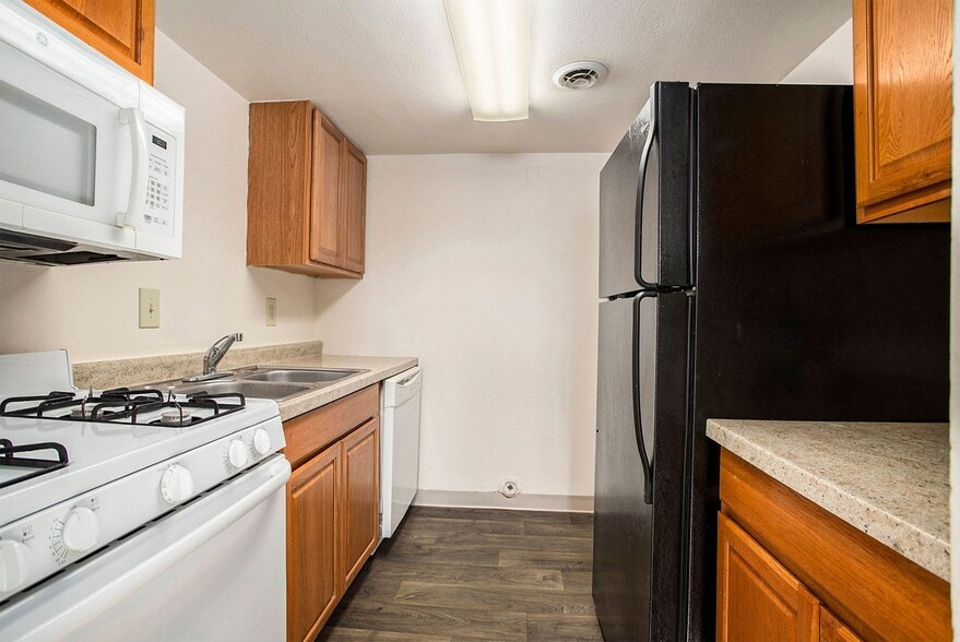 Primary Photo - Lakeside Apartments