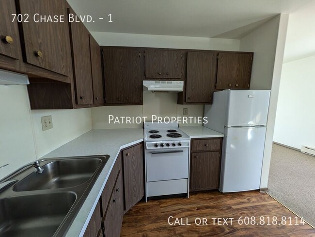 Building Photo - 1 bedroom/ 1 bath apartment in Sun Prairie...