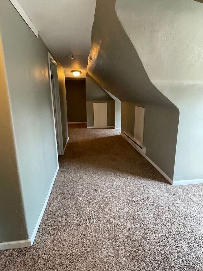 Building Photo - Upper Level Uptown Duplex, Hardwood Floors...