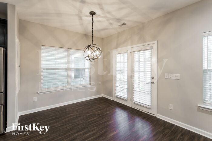 Building Photo - 413 Forsythia Ave