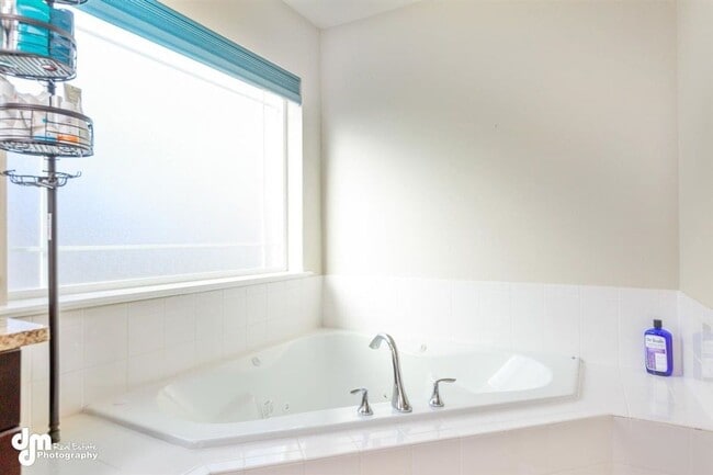 Building Photo - Gorgeous 4 Bedroom Home in West Park!