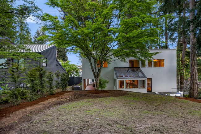 Building Photo - 2261 W Lake Sammamish Pkwy SE