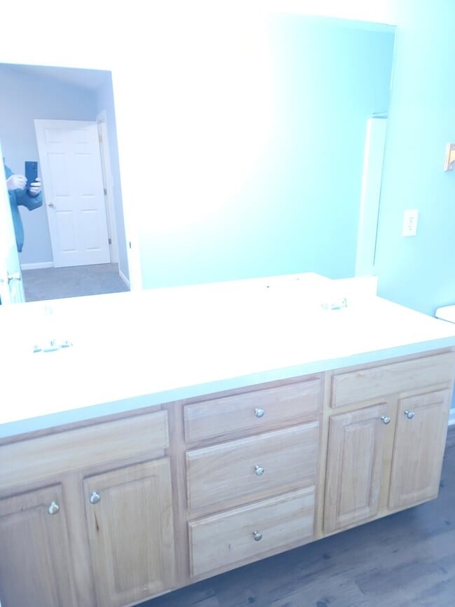 Building Photo - Two Bedroom Oakwood Townhome