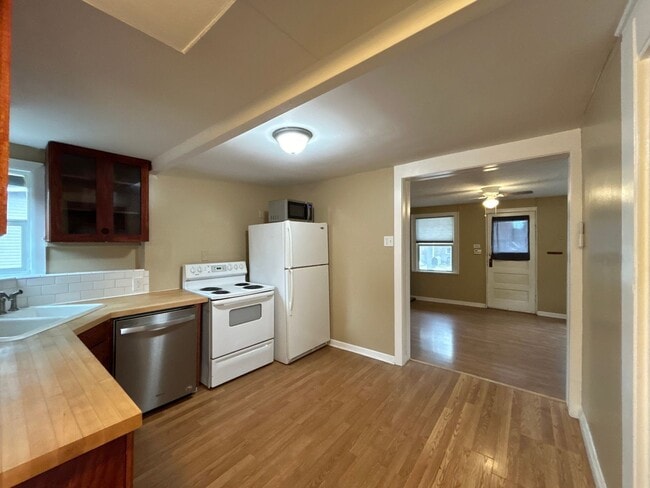 Building Photo - Down Town Living - 2 Bedroom / 1 Bathroom ...