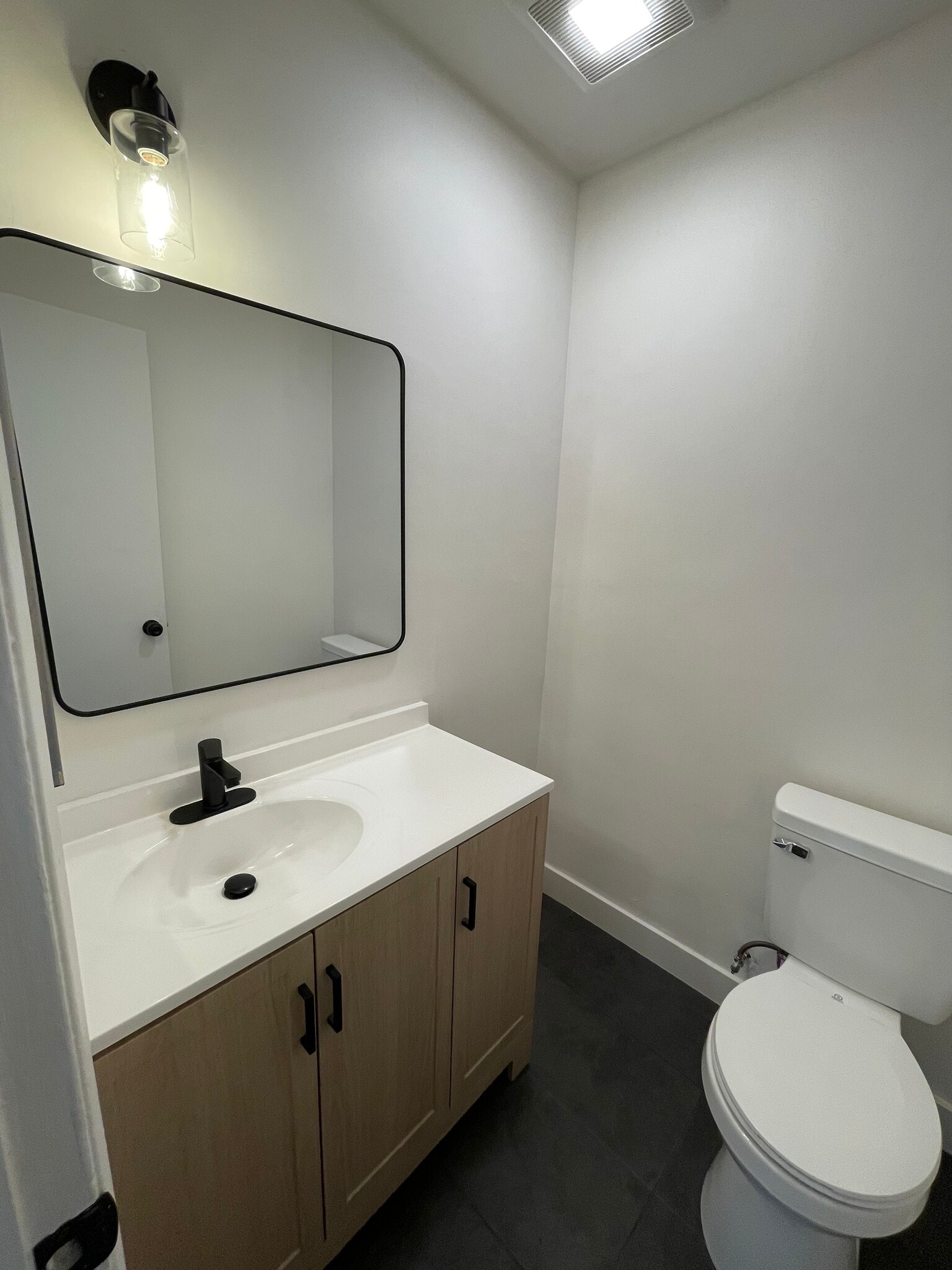 En-suite half bath in primary - 13118 Riverside Dr