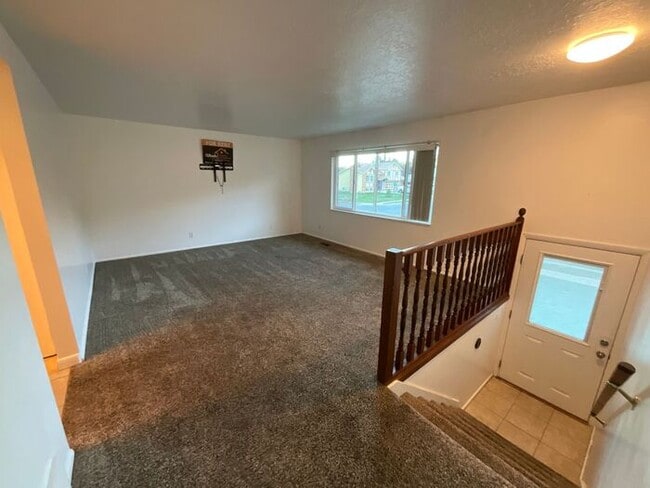 Building Photo - 2 bdrm 1 bath Duplex. Small Dog Friendly