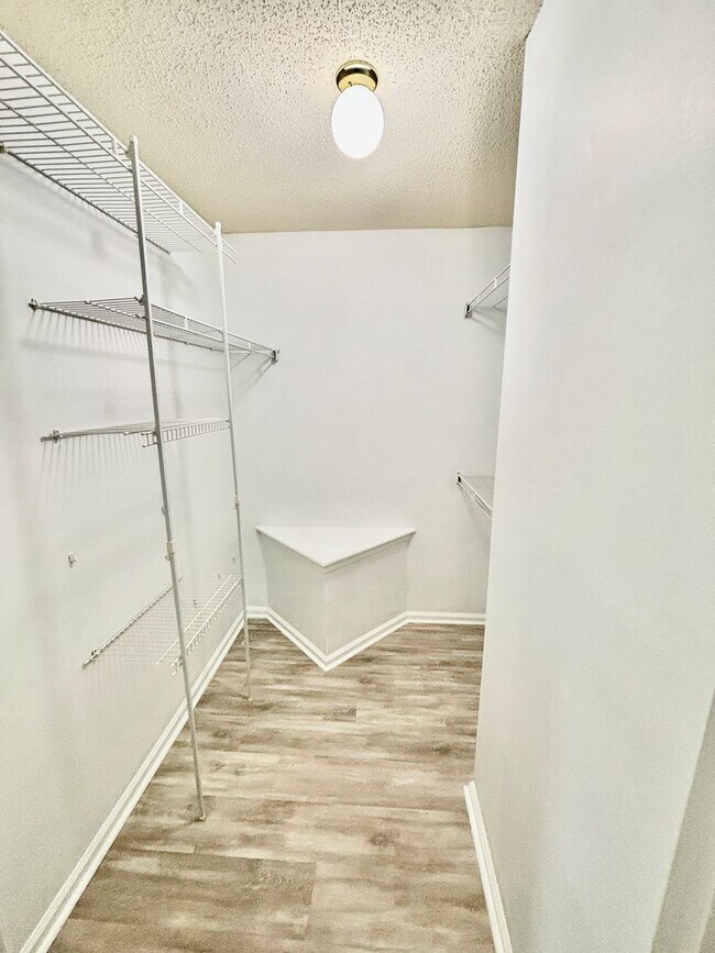 Building Photo - 4 bedroom/ 2.5 bathroom- Village Square of Williamsburg