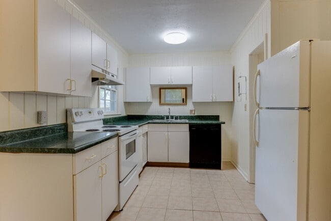 Building Photo - 3 Bedroom, 2 Bath Home Available 10/1/2025...