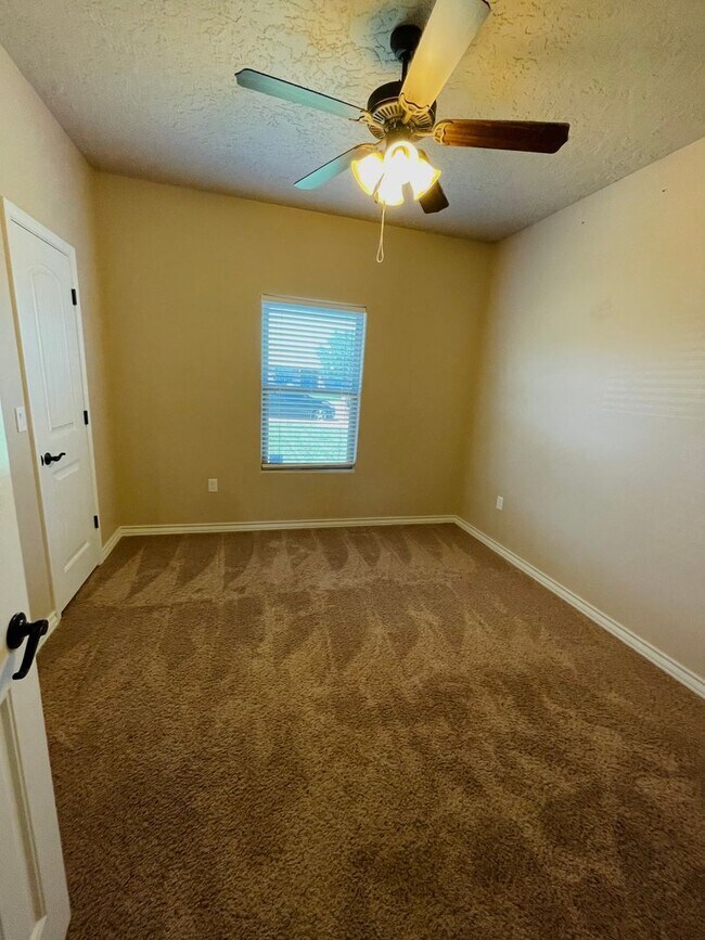 Building Photo - 4 Bedroom, 2 Bath -