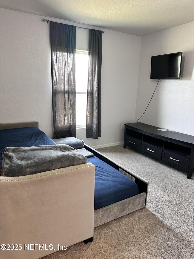 Building Photo - 450 River Hl Dr