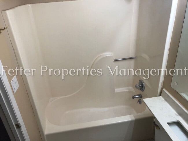 Building Photo - Eastside Evansville Condo!!!