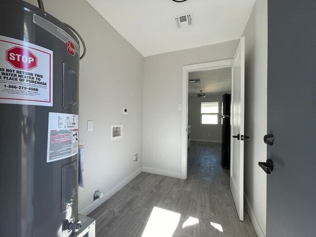 Building Photo - Newly Remodeled 1 Bedroom at end of culdesac, private gate