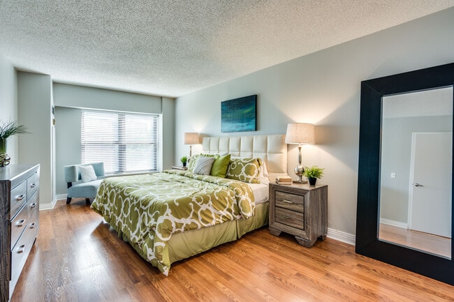 Building Photo - 350 W Belden Ave