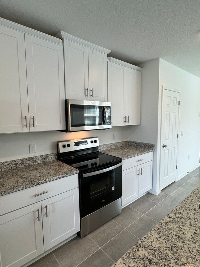Building Photo - 3 Bedroom 2 Bath with Double Car Garage in Poinciana!