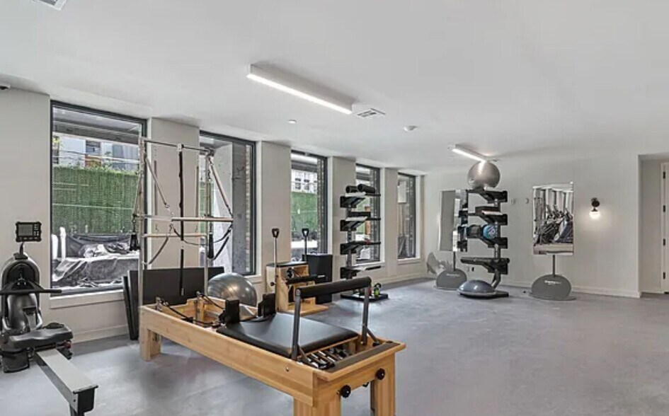 Building Photo - 130 Hope St