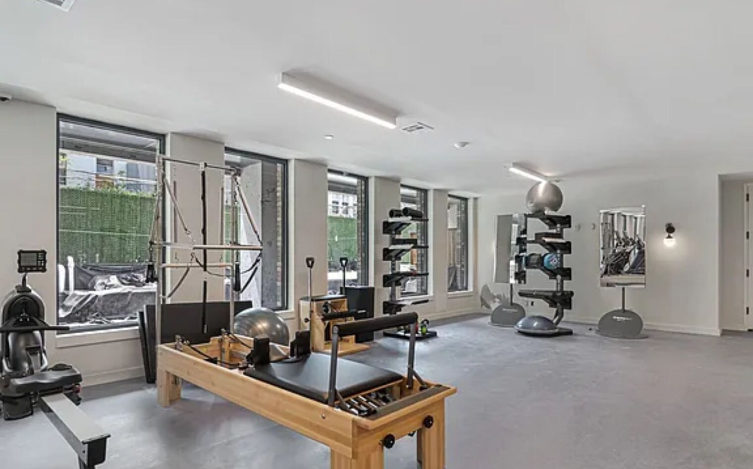 Building Photo - 130 Hope St