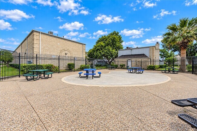 Building Photo - 6606 De Moss Dr