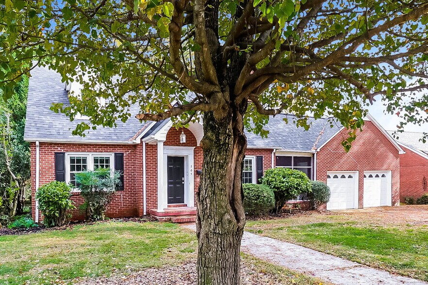 Building Photo - 305 S Mulberry St