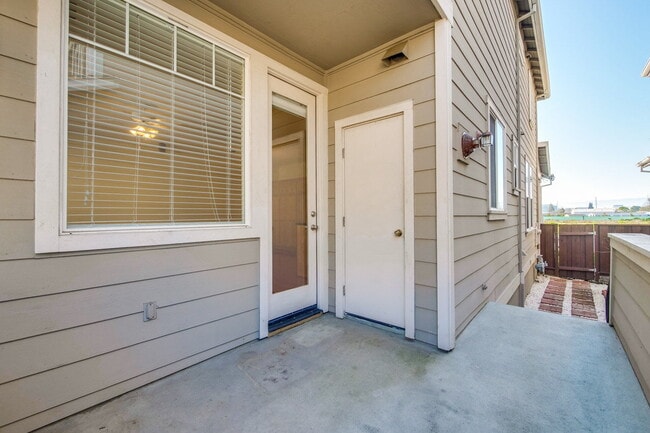 Building Photo - Large, Bright and Beautiful 3BR/2.5BA/2,195sf home in great condition!