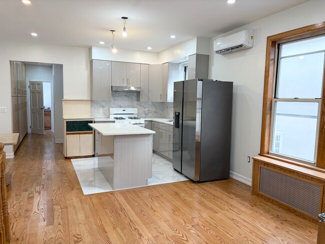 Building Photo - 2237 W 1st St