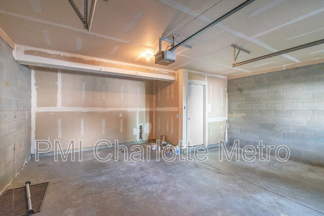 Building Photo - 10484 Alexander Martin Ave
