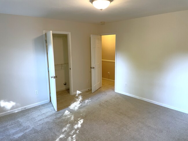 Building Photo - 105 Lone Tree Ct