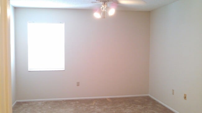 Building Photo - Charming 2 Bedroom 2 Bath Condo (Mirror Lake Condominiums)