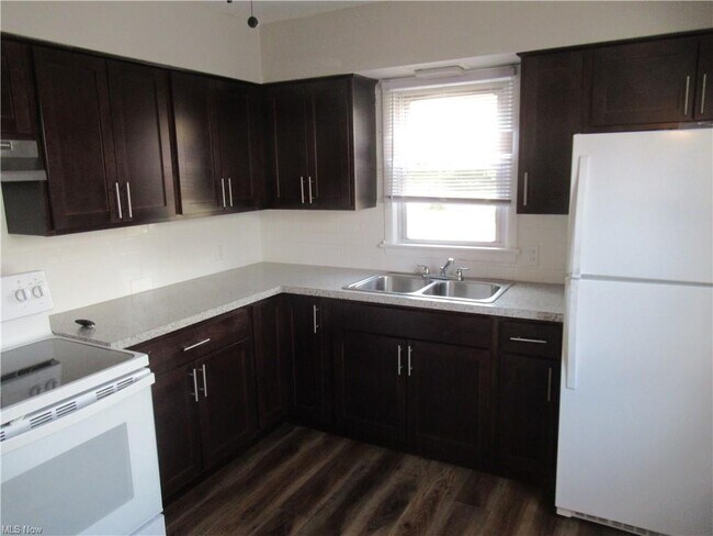 Building Photo - 535 Heather Ln