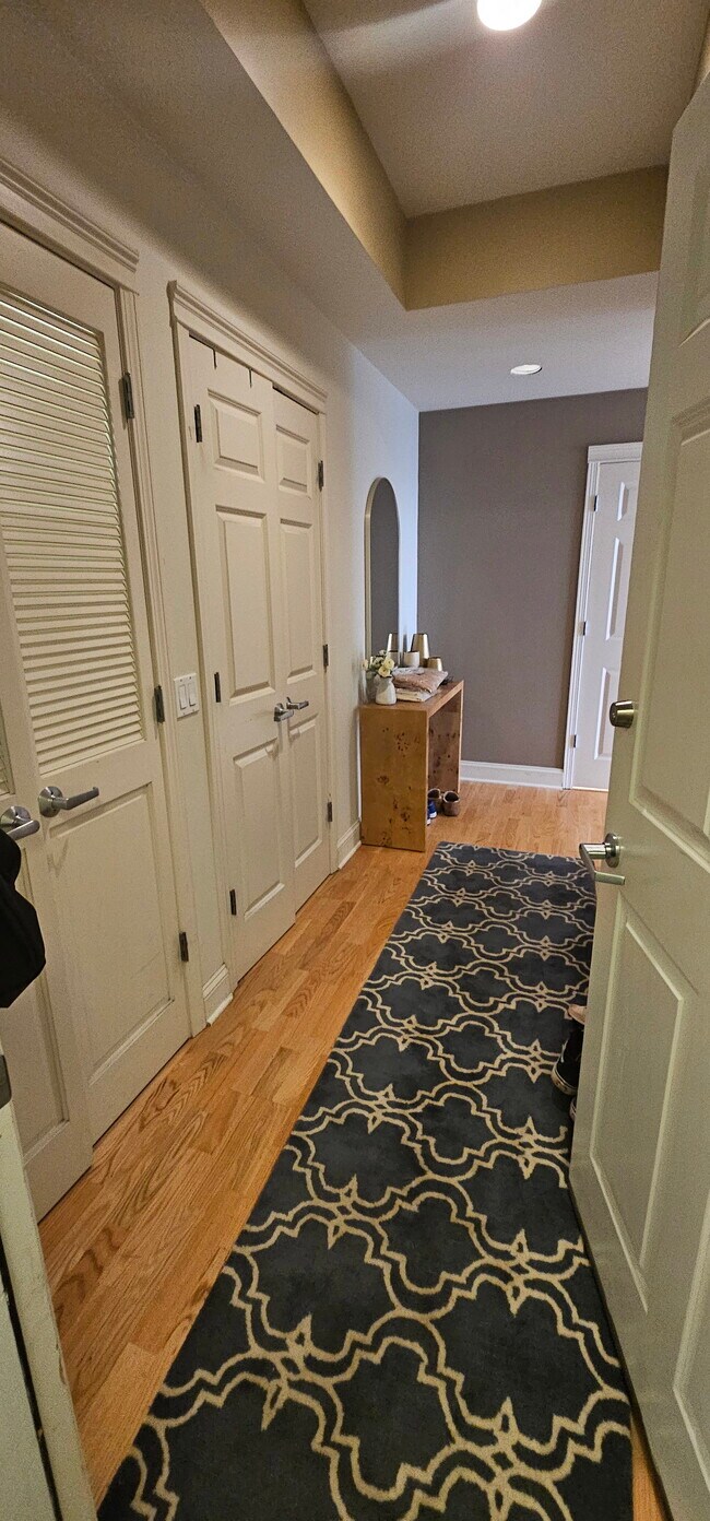 Building Photo - 2330 W St Paul Ave