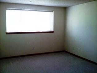 Building Photo - FALL 2026!!!  3-bedroom, 2.5-bath town-home minutes from UIHC