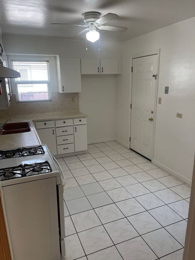 Building Photo - San Lorenzo Charmer - 3 bedroom 1 bath home