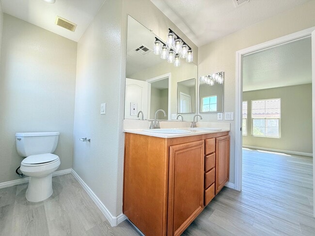 Building Photo - Cozy and charming 3-bedroom, 2.5-bath home
