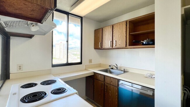 Building Photo - AVAILABLE NOW - SPACIOUS 2BD/1BA WITH 1 COVERED SECURED PARKING!