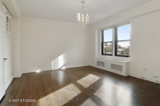 Building Photo - 2130 N Lincoln Park W