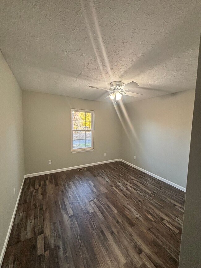 Building Photo - Newly Updated 4bd/3bth in Seymour!