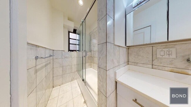 Building Photo - 166 W 72nd St