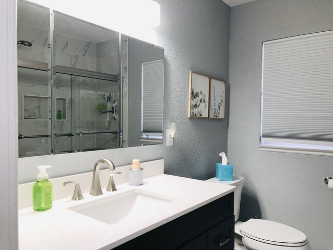 Building Photo - Experience this Short Term Furnished Off season Single Family 2/2 Pool home.