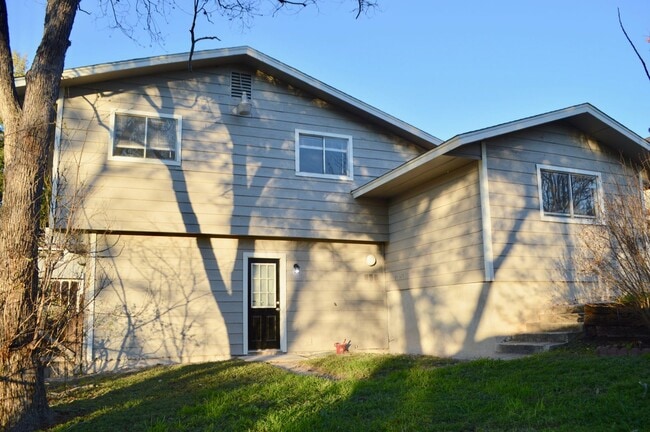 Building Photo - Beautifully remodeled 4 bedroom 2 bath hom...
