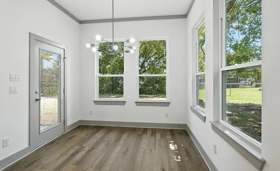 Building Photo - 716 Oak Creek Dr