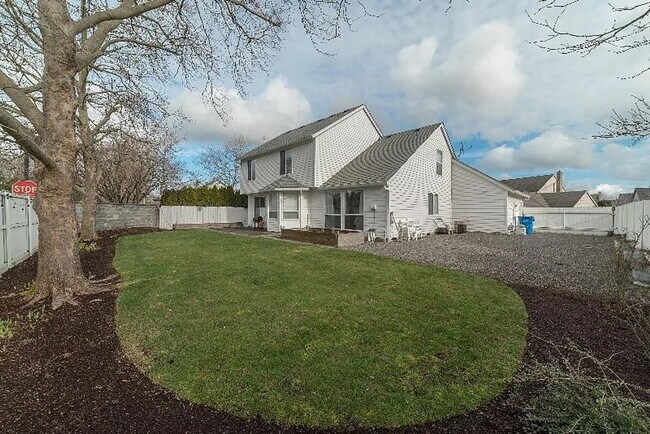 Building Photo - Beautiful Custom Home