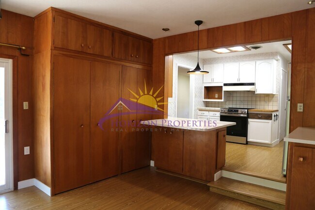 Building Photo - Unique 3 Bed 2 Bath + 2 bonus rooms 1,639 ...