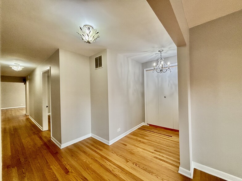 Entryway - 2642 W Farragut Ave