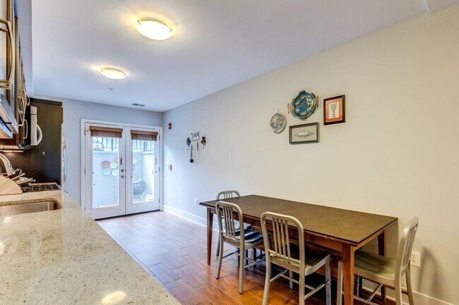 Building Photo - Amazing 2 Bedroom, 2 Full Bathroom 14th St Apartment with Secure Parking!