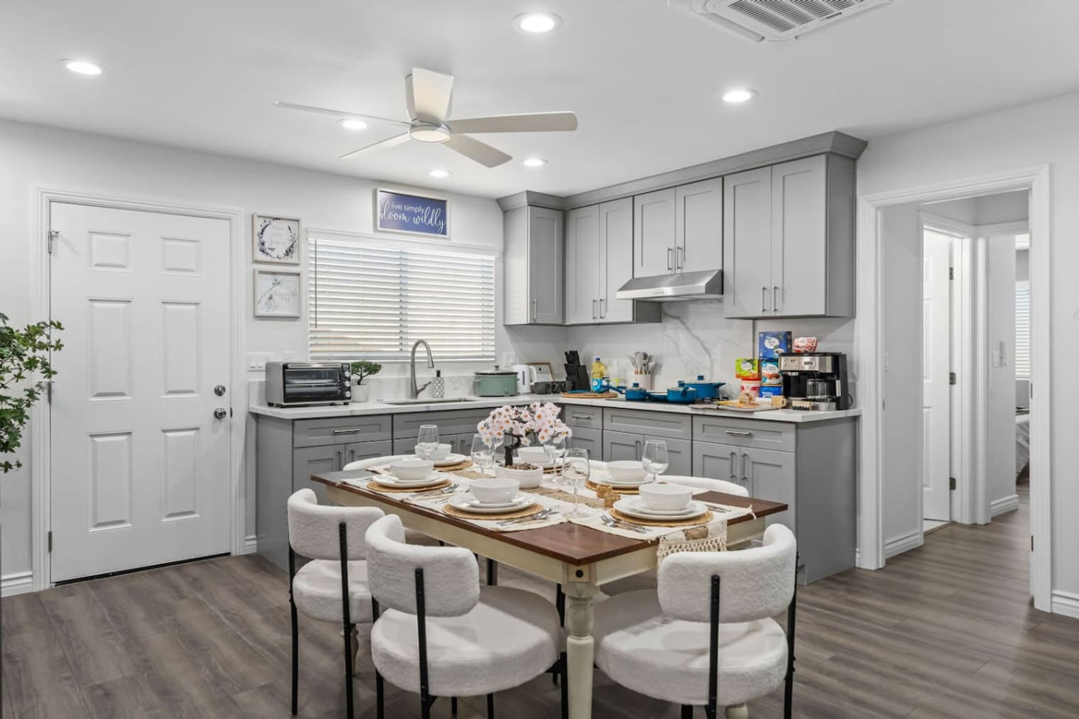 Building Photo - 10983 Parkdale Ave