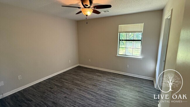 Building Photo - MOVE IN SPECIAL: $500 OFF 1ST MONTH'S RENT!**