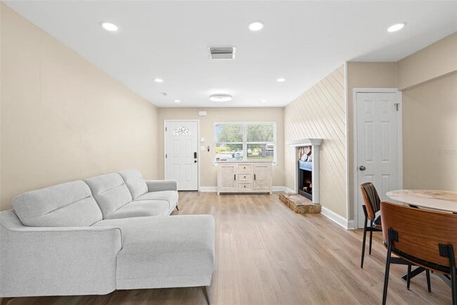 Building Photo - 611 Pinewood Dr