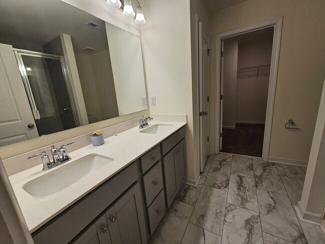 Building Photo - BeautifulTownhome in North Charlotte