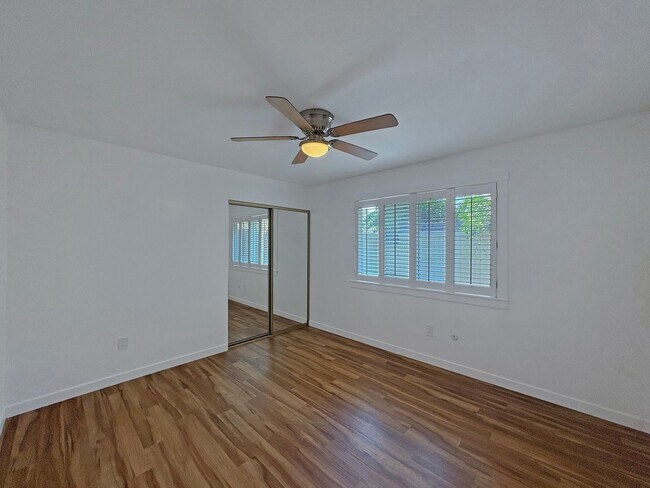 Building Photo - Beautifully Maintained 2B/2BA in Central E...