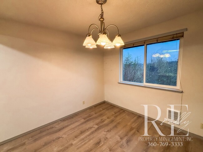 Building Photo - Top-Floor 1-Bedroom Condo with Stunning Mo...