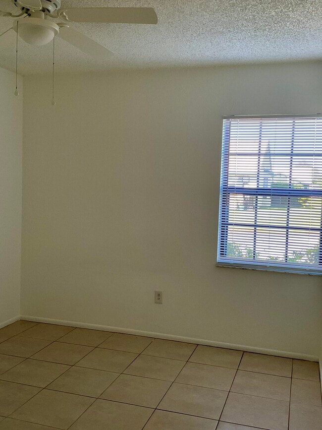 Building Photo - 680 SW Veronica Ave